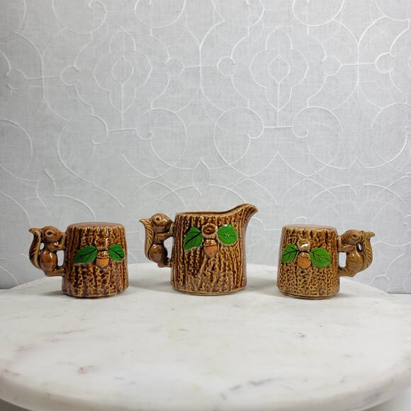 Vtg Squirrel Salt Pepper Shakers Creamer Set Souvenir Canada Hand Painted Cabin - Picture 5 of 16